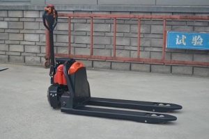 為什么聰明人都放棄手動搬運(yùn)車？看完這款電動搬運(yùn)車懂了